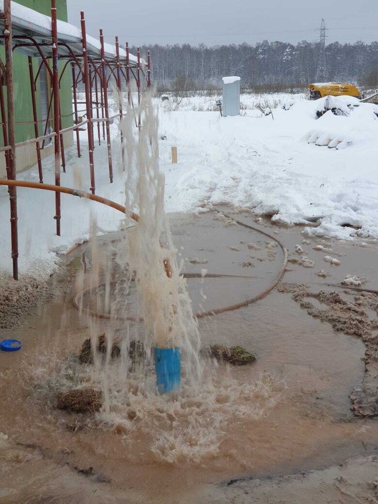 Dziļurbuma aprīkošana ar sūkni un caurulēm tīra ūdens ieguvei