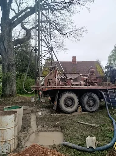 Profesionāls urbējs veic dziļurbumu ar speciālu urbjmašīnu